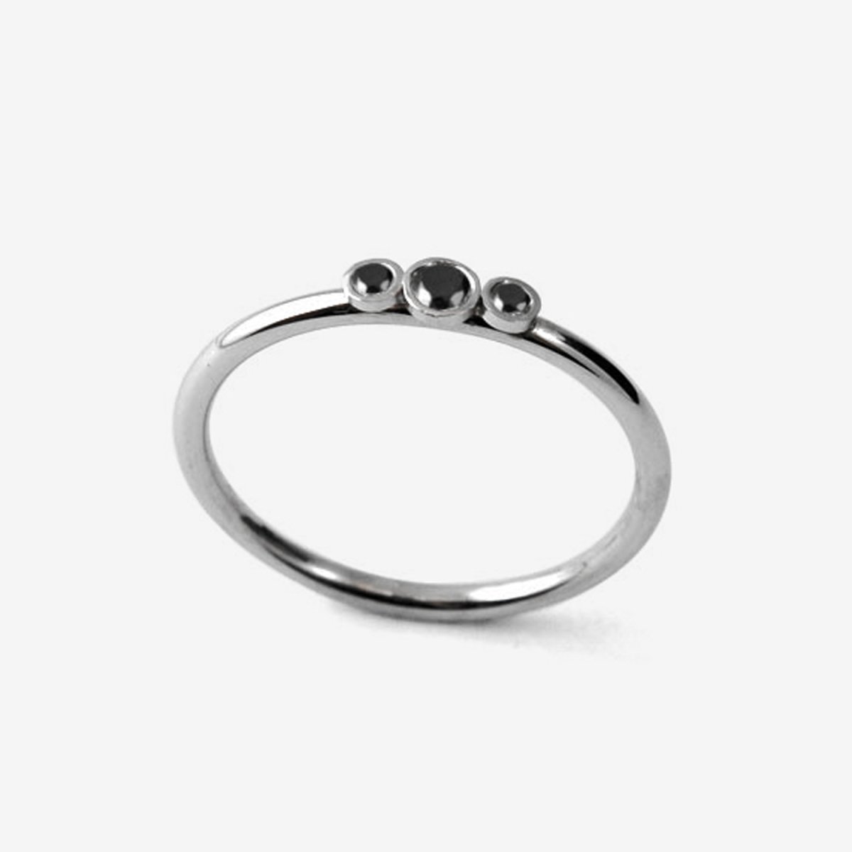Tiny Dancer trestensring – 18k vitguld, svarta diamanter
