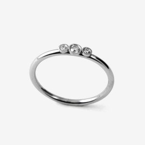 Tiny Dancer trestensring – 18k vitguld, diamanter