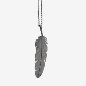 Feather halsband large – oxiderat silver