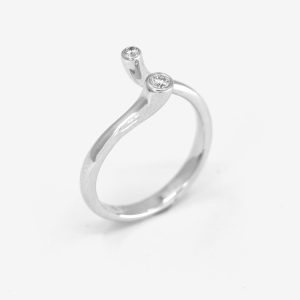 Twist ring – 18k vitguld, diamanter