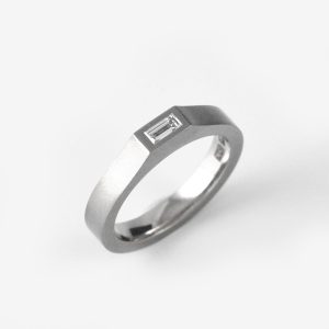Alva ring – 18k vitguld, baguetteslipad diamant
