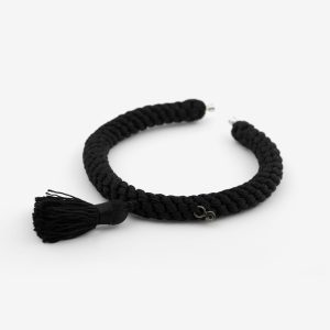 Flätat armband med tofs – silke