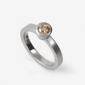 Nola ring – 18k vitguld, coffee diamant
