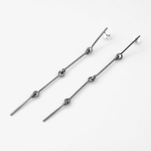 Signe örhängen – oxiderat silver