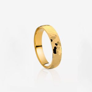 Rak ring med hamrad yta – 18k guld
