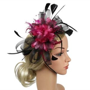 Fascinator med fjädrar och blommor