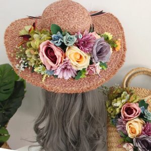 Matchande hatt och strandväska med blommor