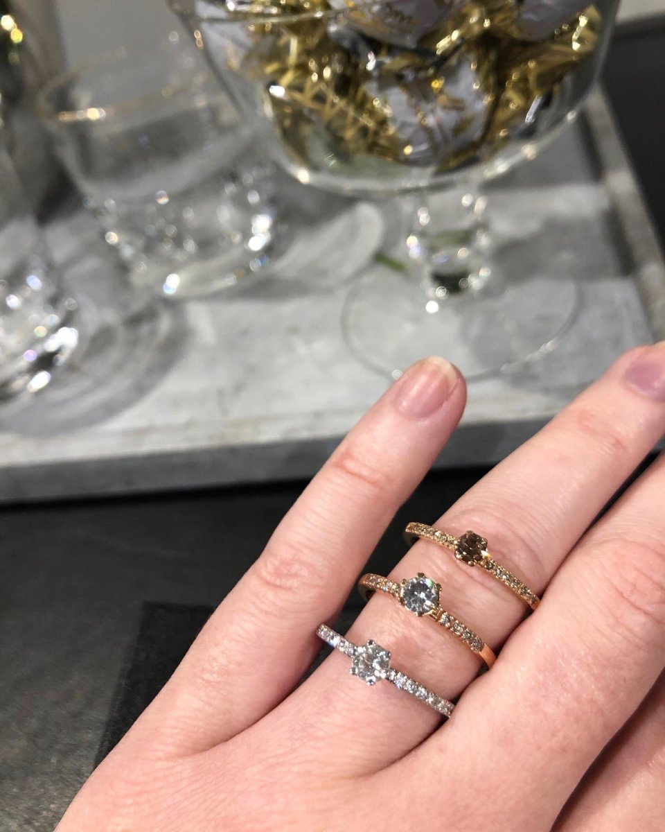 Tiny Dancer solitär – 18k guld, diamant 0.25ct och sidostenar - Bild 3
